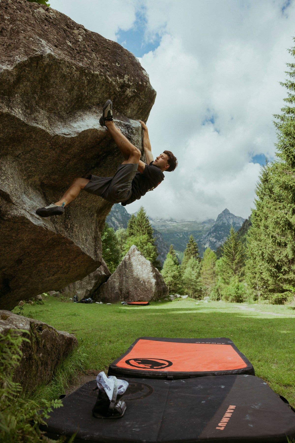 Bouldering vs. rock climbing » what you need to know